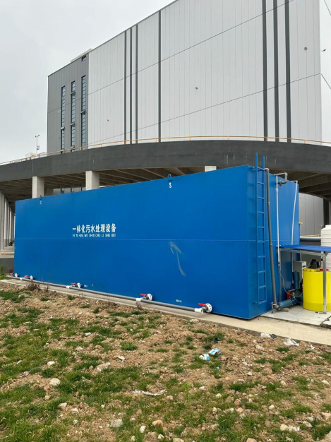 河南某工业园区污水处理站全景，展示一体化生化池、沉淀罐和深度过滤单元