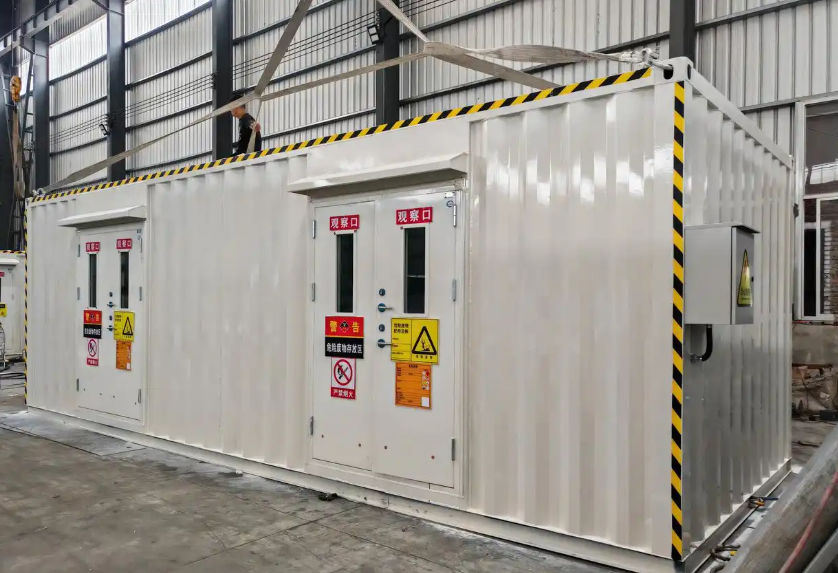 标准危废暂存间布局示例，展示分区存放、导流槽、防爆风机及活性炭吸附箱